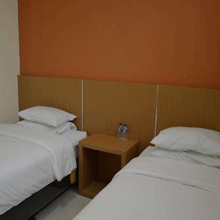 Oyo 1631 Aristo Home Makassar Kültér fotó